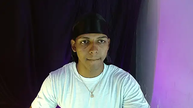 Snapshot of zoriel_bigcock chatting on 8, 5, 2026 zoriel bigcock online show from 8, 5, 2026