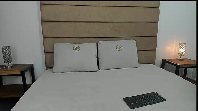 Snapshot of claire_scott chatting on 22, 4, 2026 claire scott online show from 22, 4, 2026