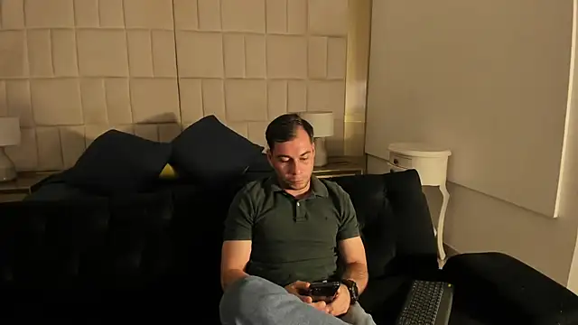 Snapshot of DanteLou chatting on 22, 4, 2026 DanteLou online show from 22, 4, 2026