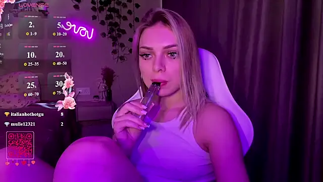 Snapshot of CandyRass chatting on 19, 6, 2026 CandyRass online show from 19, 6, 2026