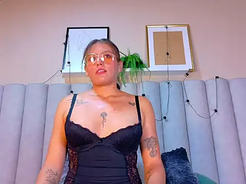 Snapshot of LiaaMoretti__ chatting on 28, 4, 2026 LiaaMoretti online show from 28, 4, 2026