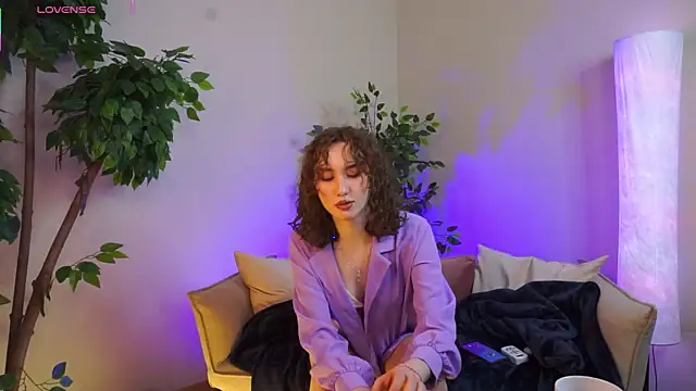 Snapshot of LouiseEvans chatting on 18, 5, 2026 LouiseEvans online show from 18, 5, 2026
