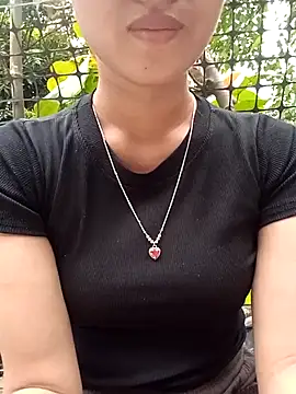 Snapshot of Rosie_LoveUU chatting on 23, 4, 2026 Rosie LoveUU online show from 23, 4, 2026