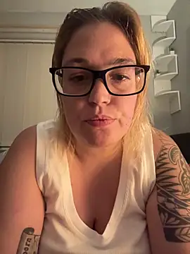 Snapshot of SecretRavenXO chatting on 7, 6, 2026 SecretRavenXO online show from 7, 6, 2026
