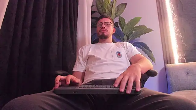 Snapshot of chris_gold_ chatting on 23, 4, 2026 chris gold online show from 23, 4, 2026