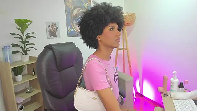 NaomiSaenz  online show from 19, 6, 2026
