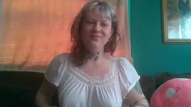 Snapshot of RosieSwitchBitch chatting on 6, 5, 2026 RosieSwitchBitch online show from 6, 5, 2026