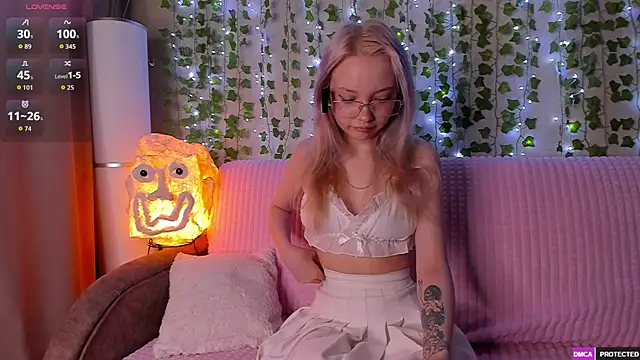 Snapshot of _CloudNine_ chatting on 26, 4, 2026 CloudNine online show from 26, 4, 2026