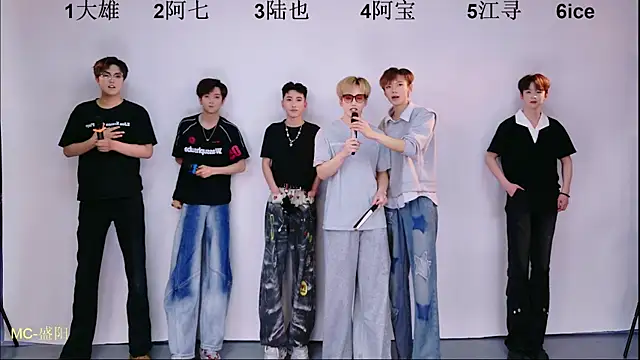 Snapshot of JH-110 chatting on 26, 4, 2026 JH-110 online show from 26, 4, 2026