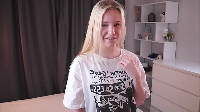 Snapshot of Sweet_Love_Lily chatting on 27, 4, 2026 Sweet Love Lily online show from 27, 4, 2026