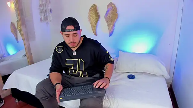 Snapshot of ChrisWyles chatting on 28, 4, 2026 ChrisWyles online show from 28, 4, 2026