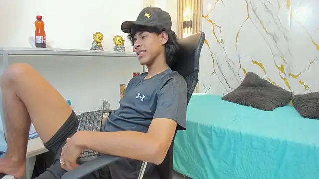 Snapshot of Zayn_Fox32 chatting on 27, 4, 2026 Zayn Fox32 online show from 27, 4, 2026