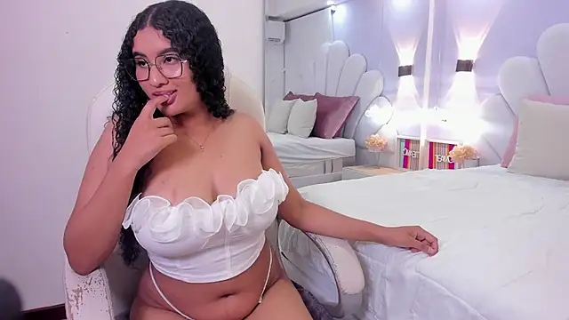 Snapshot of roxy_domnin chatting on 9, 5, 2026 roxy domnin online show from 9, 5, 2026