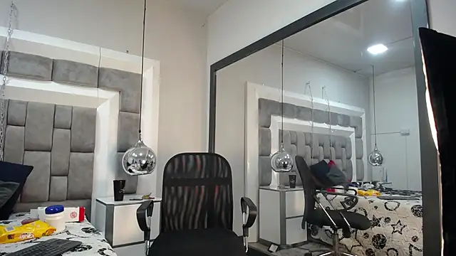 Snapshot of Lucie_Red chatting on 7, 6, 2026 Lucie Red online show from 7, 6, 2026