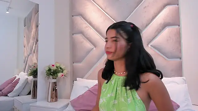 Snapshot of Hannah_Quenn_ chatting on 27, 4, 2026 Hannah Quenn online show from 27, 4, 2026