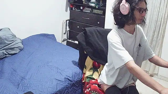 Snapshot of hxxyro1 chatting on 28, 4, 2026 hxxyro1 online show from 28, 4, 2026