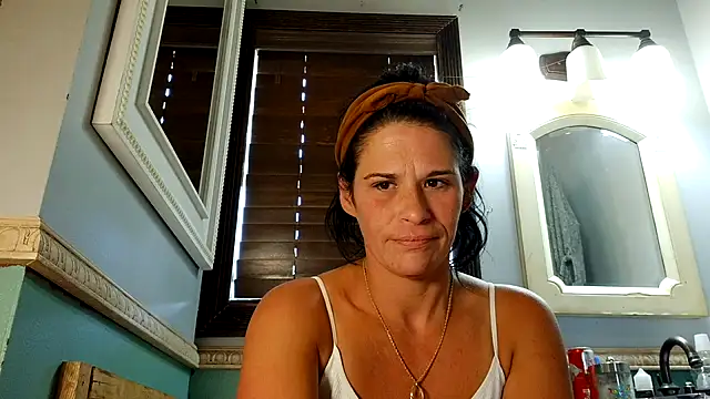 Snapshot of Vanessa_Valentine chatting on 18, 5, 2026 Vanessa Valentine online show from 18, 5, 2026