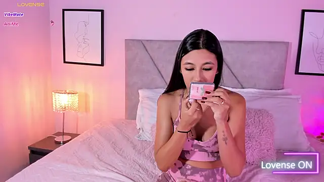 Snapshot of Emiilyh_ chatting on 9, 6, 2026 Emiilyh online show from 9, 6, 2026