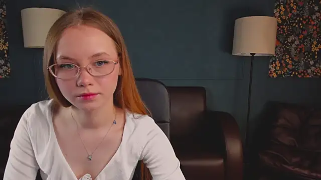 Snapshot of FloraLarsson chatting on 2, 5, 2026 FloraLarsson online show from 2, 5, 2026