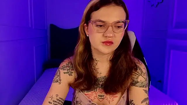 Snapshot of sashaglow_ chatting on 30, 4, 2026 sashaglow online show from 30, 4, 2026
