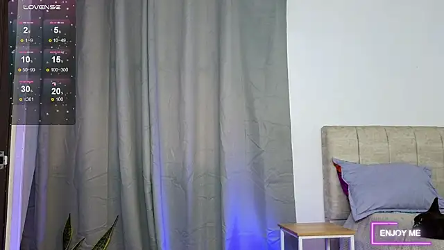 Snapshot of megangil_ chatting on 7, 6, 2026 megangil online show from 7, 6, 2026