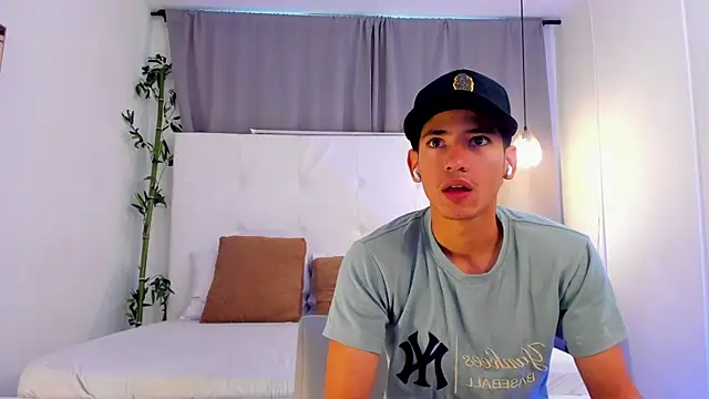 Snapshot of Alejo-and-Thiago chatting on 23, 6, 2026 Alejo-and-Thiago online show from 23, 6, 2026
