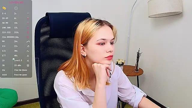 Snapshot of MoonF0xy chatting on 4, 5, 2026 MoonF0xy online show from 4, 5, 2026