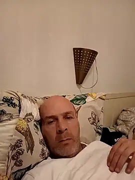 Snapshot of Iulian198128 chatting on 1, 5, 2026 Iulian198128 online show from 1, 5, 2026