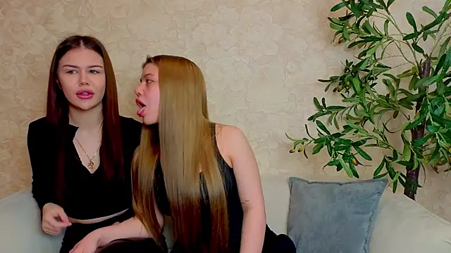 Snapshot of MyriamPuleio chatting on 7, 5, 2026 MyriamPuleio online show from 7, 5, 2026