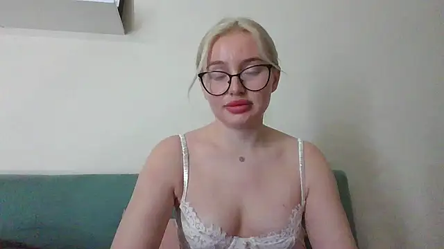 Snapshot of blond_canary chatting on 2, 5, 2026 blond canary online show from 2, 5, 2026