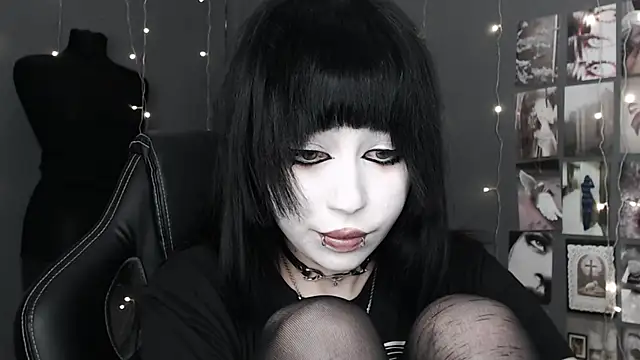 Snapshot of lucy8bit chatting on 2, 5, 2026 lucy8bit online show from 2, 5, 2026