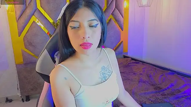Snapshot of Ey_Im_simone_ chatting on 4, 5, 2026 Ey Im simone online show from 4, 5, 2026