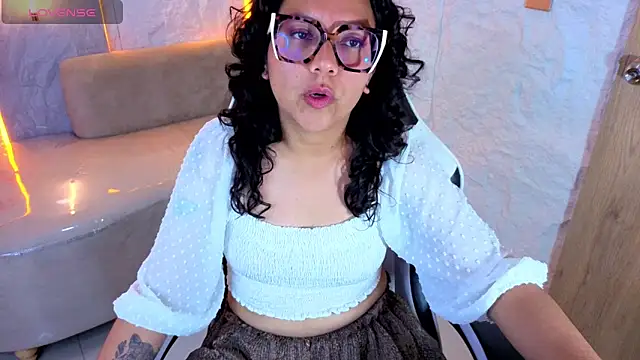 Snapshot of Violeta_Moon_Tx chatting on 6, 5, 2026 Violeta Moon Tx online show from 6, 5, 2026