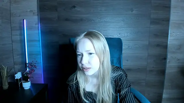 Snapshot of LovvieLov chatting on 5, 5, 2026 LovvieLov online show from 5, 5, 2026