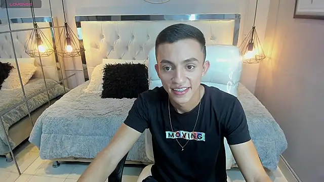 Snapshot of oliver_chaze_ chatting on 6, 5, 2026 oliver chaze online show from 6, 5, 2026