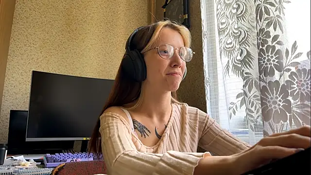 Snapshot of AliceGates chatting on 7, 5, 2026 AliceGates online show from 7, 5, 2026