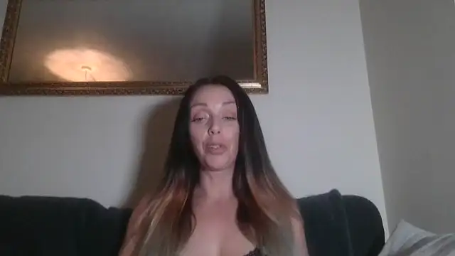 Snapshot of LouiseLovell chatting on 11, 6, 2026 LouiseLovell online show from 11, 6, 2026