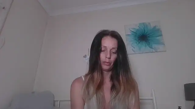 Snapshot of LouiseLovell chatting on 16, 6, 2026 LouiseLovell online show from 16, 6, 2026