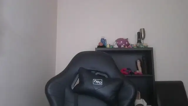 Snapshot of LouiseLovell chatting on 8, 7, 2026 LouiseLovell online show from 8, 7, 2026
