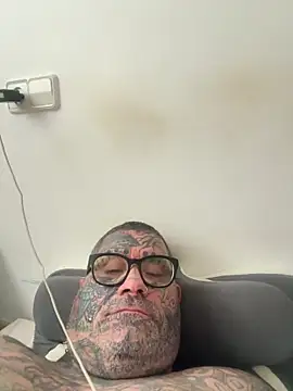 Snapshot of albertogg12 chatting on 13, 5, 2026 albertogg12 online show from 13, 5, 2026