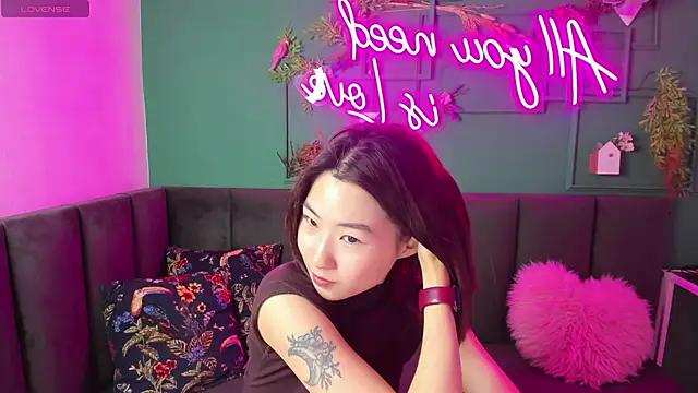 Snapshot of Runi_Asian chatting on 19, 6, 2026 Runi Asian online show from 19, 6, 2026