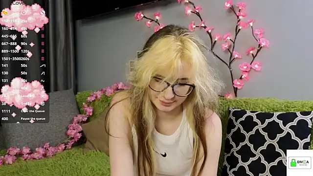 Snapshot of HellyCherry chatting on 4, 7, 2026 HellyCherry online show from 4, 7, 2026