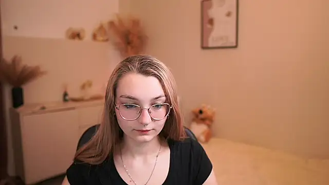 Snapshot of Sophielux18 chatting on 23, 5, 2026 Sophielux18 online show from 23, 5, 2026