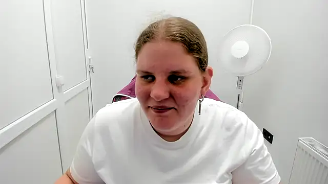 Snapshot of Bella_shyy_ chatting on 8, 7, 2026 Bella shyy online show from 8, 7, 2026