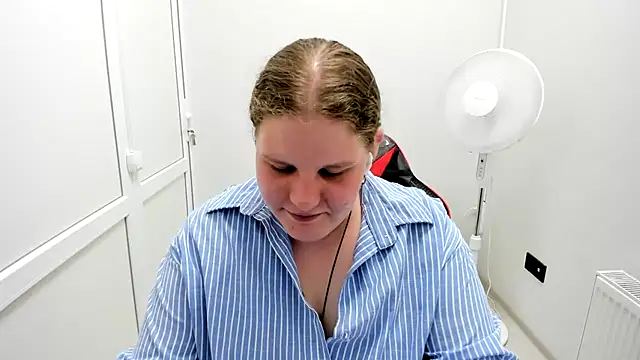 Snapshot of Bella_shyy_ chatting on 22, 7, 2026 Bella shyy online show from 22, 7, 2026