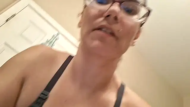 Snapshot of MamaBee88 chatting on 19, 5, 2026 MamaBee88 online show from 19, 5, 2026