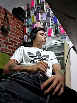 Snapshot of tom_latin chatting on 6, 6, 2026 tom latin online show from 6, 6, 2026