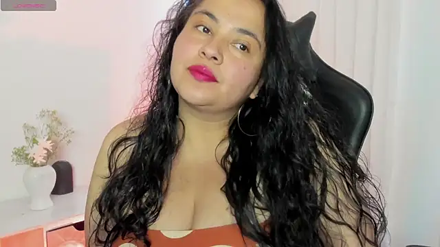 Snapshot of JadeBellee chatting on 25, 5, 2026 JadeBellee online show from 25, 5, 2026
