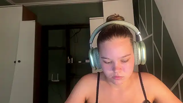 Snapshot of HellyRay chatting on 4, 7, 2026 HellyRay online show from 4, 7, 2026