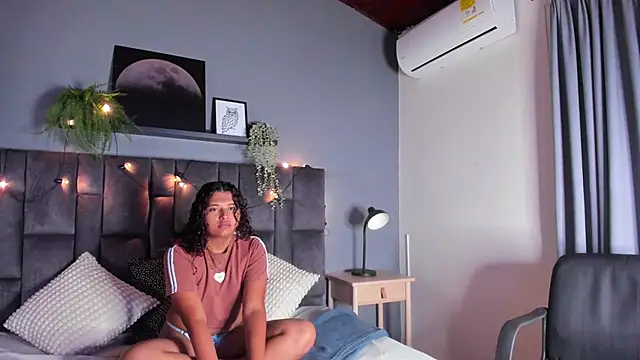 AmeliaLaurent  online show from 14, 6, 2026